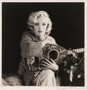  / Marilyn Monroe - Mandolina Sitting / Milton H. Greene