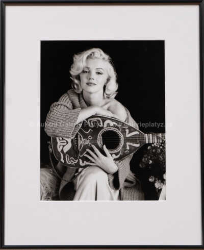 Marilyn Monroe - Mandolina Sitting