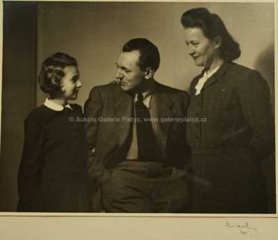  / Portrét E. Famíry s rodinou / Josef Sudek