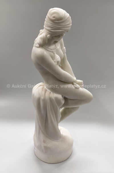  / Dívka se zahalenými vlasy /   Autor neurčen