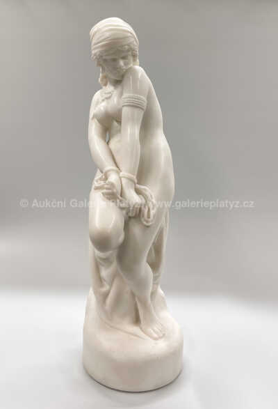  / Dívka se zahalenými vlasy /   Autor neurčen