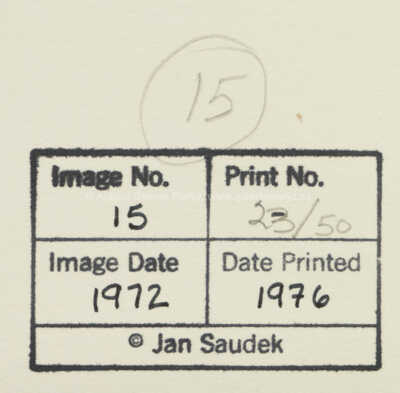  / V noční košili / Jan Saudek