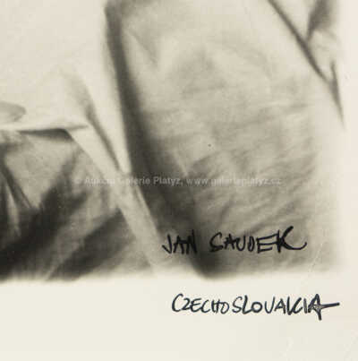  / V noční košili / Jan Saudek