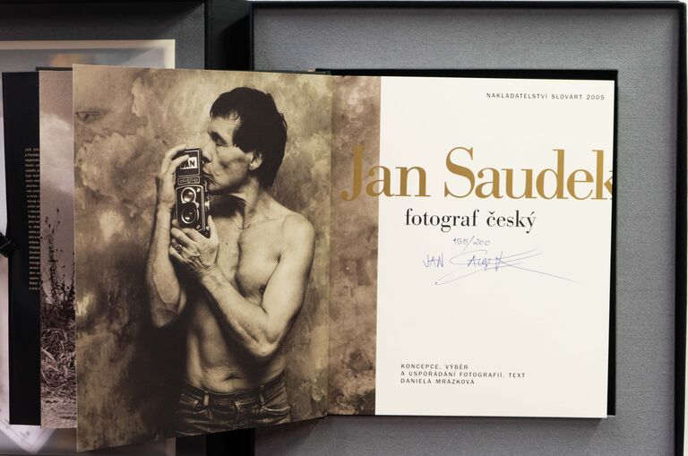  / Kniha Saudek - limitované vydání monografie s fotografií 120 km/h / Jan Saudek