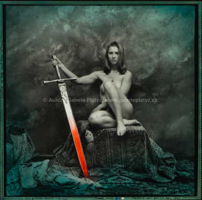  / She protects herself / Jan Saudek