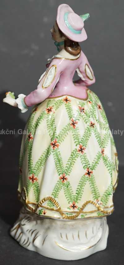  / Dívka s květinou /  Porcelán
