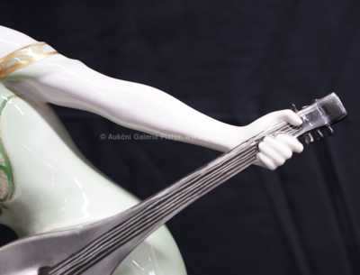  / Dáma s loutnou /  Porcelán